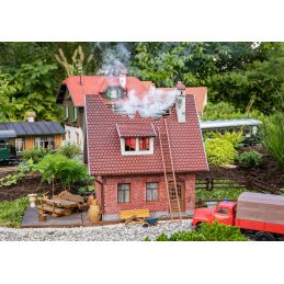 Maison en briques en feu